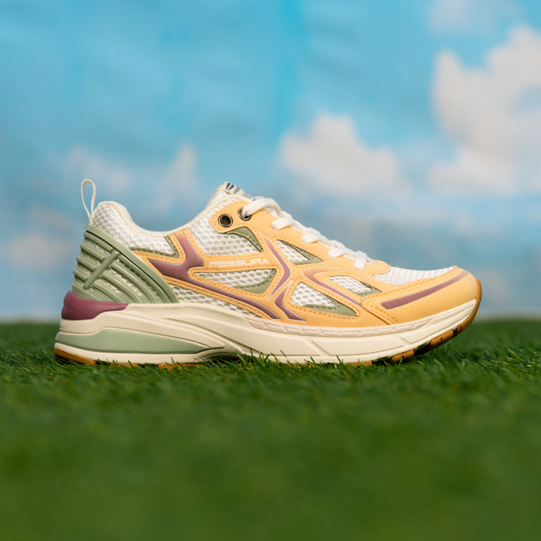 VESTITI ELEGANTI CON SCARPE DA GINNASTICA: COME MIXARE STILE E COMFORT